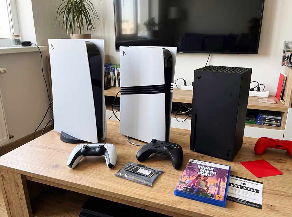 PS5, PS5 Pro и Xbox Series X с геймпадами, SSD M.2 и коробкой GTA VI с кодом для загрузки