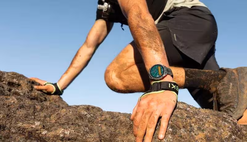 Un alpinist folosește ceasul T-Rex Dual Solar pe stâncă