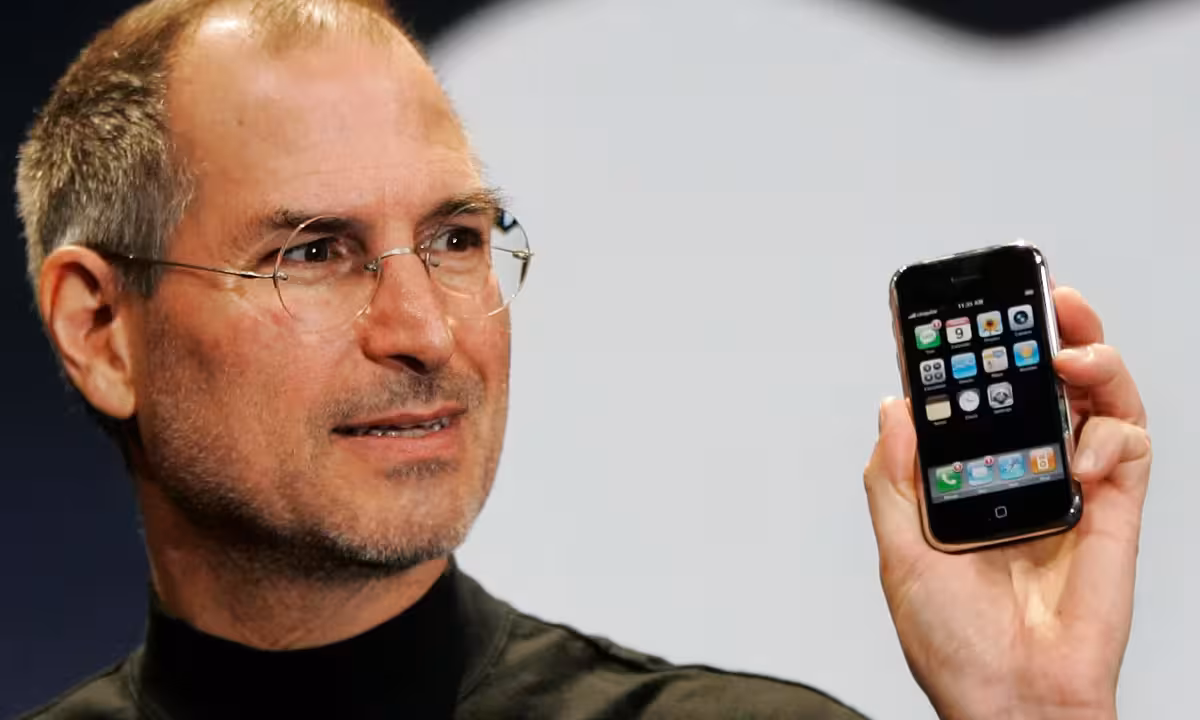 Стив Джобс представляет первый iPhone в 2007 году