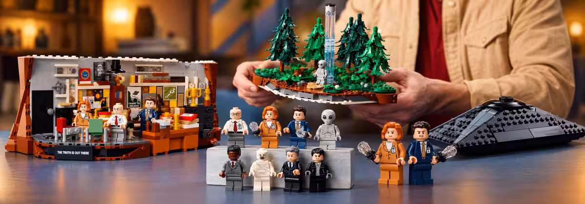 Minifigurinele Mulder și Scully în biroul LEGO X-Files