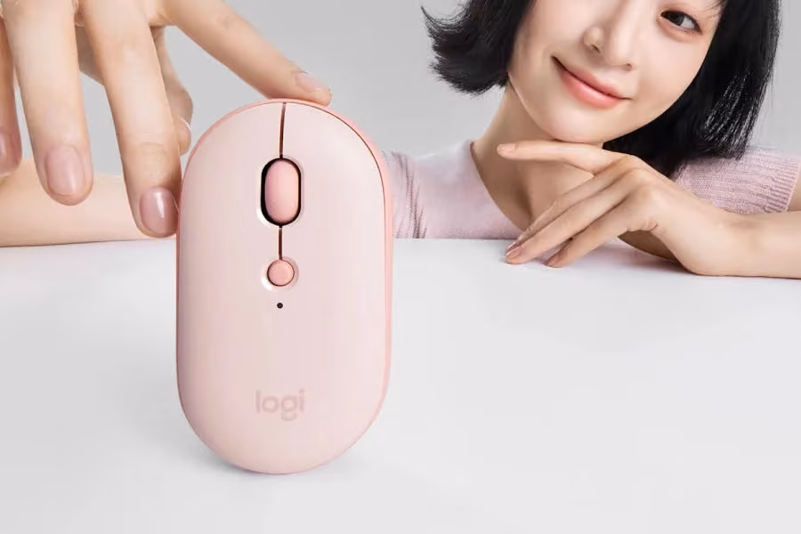 Logitech Pebble Up în culoarea roz, ținut în mână