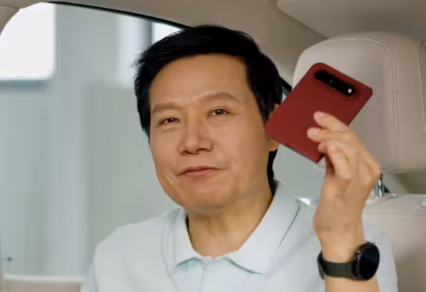 Smartphone pliabil Xiaomi 18 Fold în culoarea roșie Cherry cu modul de camere Leica