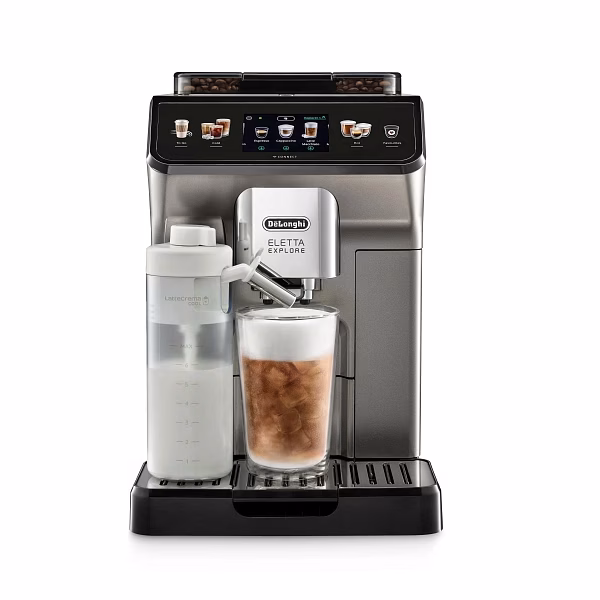 De’Longhi Eletta Explore ECAM450.86.T cu o băutură rece cu lapte