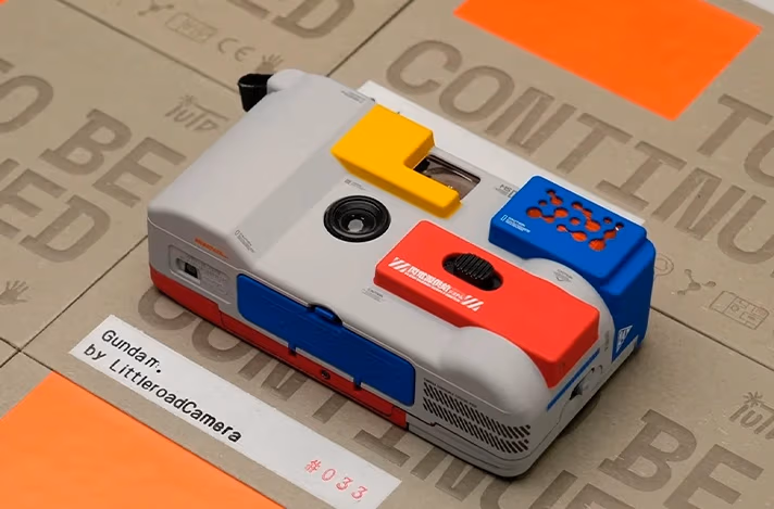 Aparat foto pe film Gundam RX-78-2: Review al rehouse-ului custom realizat de Little Road Camera
