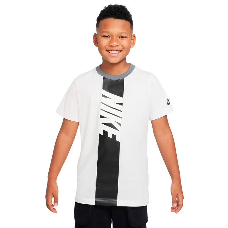 Футболка Nike B NSW TEE AMPLIFY SP22 photo Футболка Nike B NSW TEE AMPLIFY SP22 photo