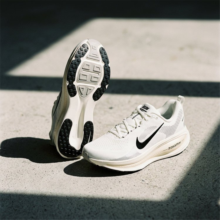 Incaltaminte Sport Nike VOMERO 18 photo 7
