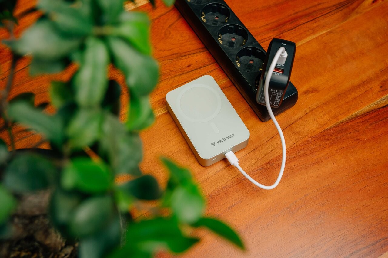 Магнитный беспроводной пауэрбанк Verbatim Charge'n'Go Essentials / 20000 mAh / Green photo 5
