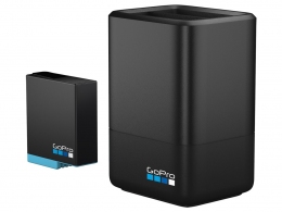 GoPro Двойное зарядное устройство + батарея (HERO8 Black) Conveniently charges 2xHERO8 Black camera batteries simultaneously. Includes a spare 1220mAh lithium-ion rechargeable battery for HERO8 Black. Compatible: HERO8 Black, HERO7 Black, HERO6 Black thumbnav 1